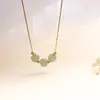 Collar de Cadena para Clavícula de Acero de Titanio de Lujo Ligero Estilo Japonés y Coreano con Cuentas de Transferencia Sansheng III Jade Hetian para Mujer, Simple, de Alta Gama, sin Decoloración