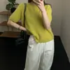 Foto real de la nueva camisa de punto casual de manga corta de lana de mapache simple estilo coreano Dongdaemun otoño 2026 cómoda para el día a día