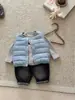 Coleção Outono/Inverno 2026: Coletes de plumas leves para meninos usarem como peça externa, coletes quentes para bebês e crianças pequenas usarem como peça íntima