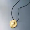 Señora. Collar de Lingote con Cordón de Cuero Dorado Estilo Chen, Ajustable, Gama Alta, Cadena Versátil para Suéter, Collar Largo con Colgante para Mujer