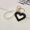 Llavero de Corazón Hueco con Pedrería Creativo Hecho a Mano Estilo Ins Versátil Colgante de Bolsa con Perlas en Forma de Corazón Regalo