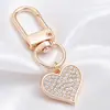 Lujo Ligero Chapado en Oro Full Diamante Charm Hebilla en Forma de D Colgante Hueco en Forma de Corazón Accesorios para Bolsos Llaves Fábrica Stock Mayorista