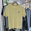 Suéter de Tricô Curto com Gola Redonda, Ponto Trançado e Bordado, Estilo Coreano, Nova Moda Versátil para o Início da Primavera de 2026, Camisa Base