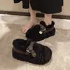 Sapatos peludos de alta qualidade para mulheres, nova coleção outono/inverno 2026, com sola grossa, que aumentam a altura, forrados com fleece, quentes, estilosos, sapatos de algodão de calçar fácil