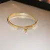 Pulseira de abertura redonda com zircônia europeia e americana, pulseira de luxo leve, sensação de alta qualidade, pulseira da moda, trabalho pesado, personalidade, joia de mão para mulheres, atacado