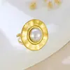 Anel de Aço Inoxidável Transfronteiriço para Mulheres, Joia de Titânio Dourado Vintage com Disco e Pérola, Anel Moderno e Versátil com Toque de Luxo