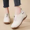 Zapatos casuales de cuero suave para mujer, nuevo modelo de otoño 2026, zapatos para mamás de mediana edad, zapatos de cuero cómodos de suela gruesa, zapatos blancos con cremallera frontal para mujer