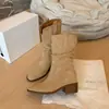 Eleve seu estilo com estas botinhas de bico redondo, corte em V, salto grosso e perna larga para mulheres.. A coleção de outono de 2026 apresenta um design retrô que afina as pernas e oferece um visual moderno.