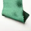 Tejido de satén elástico, grueso y brillante con una caída suave, que presenta un efecto reluciente de seda artificial, adecuado para disfraces de baile y ropa formal.
