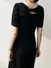 ShengduDescuento por tiempo limitado: Elegante vestido con espalda hueca, cintura retorcida, corte ajustado y diseño plisado - pequeño vestido negro