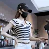Top de tricô de alta qualidade com gola polo listrada e manga babado para mulheres, estilo coreano de verão, vazado, justo, valoriza a silhueta, rejuvenescedor, versátil