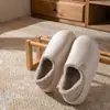 Bolsa impermeável e pantufas de algodão para mulheres 2026 Outono/Inverno Novo Estilo Interno Com Veludo Adicional Espessado Quente Solado Macio Sapatos de Algodão para Casa para Homens