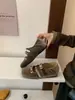 Elegantes zapatos planos, colección otoño 2026, nuevos zapatos Mary Jane de gamuza con diseño de una sola tira y punta cuadrada, disponibles en colores negro, azul, verde y champán