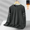 Camiseta masculina de manga longa para outono e inverno, marca da moda, corte solto, forrada com fleece, espessa, camiseta básica casual, moletom gola redonda para jovens estudantes