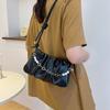 Bolso de axila, bolso plisado para mujer, verano 2023, nueva moda, cadena de perlas, textura portátil, bandolera pequeña cuadrada