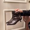 Botas Curtas de Salto Alto Bico Fino 2025 Outono Novas Europeias e Americanas Salto Agulha Nude Botas Slim Botas Curtas Retrô Marrom