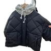 Ropa Infantil Estilo Coreano Otoño e Invierno Chaqueta de Algodón con Capucha Falsa de Dos Piezas para Niños y Niñas, Abrigo de Algodón Acolchado Grueso de Longitud Media Moderno