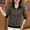 Nova coleção de primavera e outono: camisa estampada de manga longa para mulheres, com design de cor contrastante, gola alta e um estilo quente e confortável, adequada para mulheres de meia-idade e idosas, perfeita como um top casual para mães