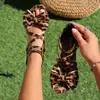 Sandálias planas estilo retrô com estampa de leopardo, tamanho grande, para mulheres, com zíper traseiro, biqueira aberta e detalhe de laço, disponíveis para envio internacional