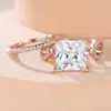 Anillo de Conjunto de Suministro de Comercio Transfronterizo Rongxing: Anillo de Dos Piezas con Piedra Principal Cuadrada e Incrustación Hueca de Lazo