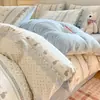 Conjunto de quatro peças em flanela de algodão cartoon, capa de edredom quente de algodão puro para outono e inverno, conjunto de três peças com lençol de elástico e lençol de cama em veludo de leite, roupa de cama
