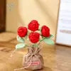 Planta de rosa artificial tejida en maceta, producto terminado hecho a mano a crochet, flor artificial para decoración de escritorio en casa, venta al por mayor de regalos, flor de hilo