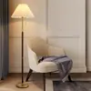 Lámpara de pie para sala de estar, sofá, lateral, nórdica, retro, plisada, minimalista, de lujo, para dormitorio, mesita de noche, cálida, vertical, lámpara de mesa