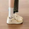 Zapatillas versátiles y únicas de estilo coreano para mujer, nueva colección primavera/otoño 2026, zapatillas blancas ligeras de suela gruesa, estilo estudiantil moderno