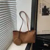 Novedad Bolso de Felpa Gamuzada de Gran Capacidad para Mujer Estilo Nuevo Otoño/Invierno 2026 Bolso de Hombro Individual Retro para Viajes Diarios Bolso Tote de Mano