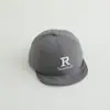 2025 nueva versión coreana de gorra de béisbol para niños gorra de bebé con letra R linda gorra para el sol para salir súper linda para bebé