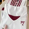 Camiseta de Manga Longa com Decote V Falsa de Duas Peças, Novo Estilo Primavera e Outono 2026 para Mulheres, Corte Justo, Rejuvenescedora, Blusa Base Tendência