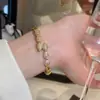Pulsera con Hebilla Geométrica Cuadrada de Circonia Ultra Brillante Chapada en Oro Real de 18 Quilates Pulsera de Lujo Ligero con Acabado de Alta Gama Accesorio de Mano Versátil para Mujer