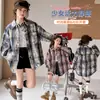 Camisas de menina transfronteiriças 2026 novo modelo cardigã xadrez infantil para primavera e outono, roupa de outono para crianças maiores, camisa tie-dye para usar por cima, moderna