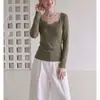 A popular peça de venda quente de roupas femininas deste ano, a nova camiseta de manga longa com gola quadrada e detalhe de renda para o outono de 2026 é extremamente estilosa