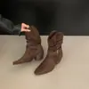 Botas Apiladas con Hebilla Vintage de Ante Plisado Chuyuji para Mujer, Nuevo Estilo Otoño/Invierno 2026, Corte en V, Caña Ancha, Tacón Grueso