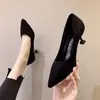 Sapatos de Salto Não Cansativos para Mulheres 2025 Novo Nicho Elegante Bico Fino Stiletto Sapatilhas Sola Macia Simples Sapatos de Trabalho Preto