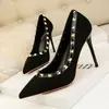 9288-30 Moda Retrô Europeia e Americana Sapatos Femininos para Boate Salto Fino Salto Alto Bico Fino Raso Rebite Sapatos Únicos Saltos Altos Feminino