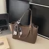 Bolsa de Mão com Lenço de Seda Texturizada para Mulheres 2026 Nova Bolsa Versátil de Ombro/Axila Bolsa Tote Retrô para o Dia a Dia Bolsa Grande Simples