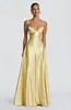 Vestido de noite tomara-que-caia com decote em V profundo, acinturado, com barra grande, vestido longo justo para festa, vestido de luxo leve para anfitrião de festa em amarelo