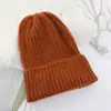Gorro tejido grueso de invierno al por mayor suministro directo ins cuerpo ligero celebridad de internet gorro de lana simple moda gorro con forro polar para mujer