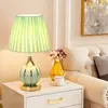 Lámpara de mesa de cerámica para dormitorio, estilo nórdico de lujo ligero, lámpara de noche romántica moderna simple de alta gama sensible al tacto para bodas
