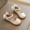 Sapatos de couro para meninas, sapatos de princesa, sapatos infantis de primavera e verão, novos modelos 2026 para meninas, sandálias para meninas pequenas, sandálias de festa