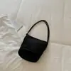 Bolso vintage de ante para mujer, nuevo modelo de otoño 2026, sensación de alta gama, versátil para el uso diario, bolso tipo cubo de un solo hombro para llevar debajo del brazo