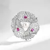 Broche de Lujo Ligero y de Alta Gama Estilo Palacio de Perla de Agua Dulce y Corindón Rojo con Forma de Hoja con un Diseño de Moda como Accesorio Floral