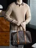 Suéter de punto trenzado de alta gama para hombre con solapa de color contrastante y diseño de un solo botón, adecuado para ropa de negocios en otoño e invierno, proporcionando calidez y un aspecto elegante