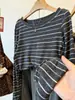 Blusa de Tricô Gola Redonda Manga Longa Listrada Cinza Carvão Estilo Coreano para Mulheres, Início do Outono, Pode Ser Usada Sozinha, Estilo Preguiçoso, Blusa Base Solta