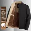 Invierno 2026 Nuevo Ropa de Algodón Gruesa y Cálida con Forro de Terciopelo para Papás de Mediana Edad y Mayores Chaqueta de Algodón con Cuello Alto Ropa de Abrigo para Hombre