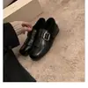 Em Estoque, Envia Imediatamente! Sapatos de Couro Peludo com Tassel e Fivela Esculpida Estilo Britânico Retrô, Modelo Igual ao da Mamãe Uva, para Mulheres
