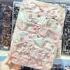 Etiqueta de Tela de Conejo Fresas Dulce y Linda Scrunchie de Tela a Cuadros Rosas Versátil para Coleta de Niña Goma para el Pelo Venta al por Mayor