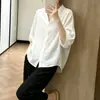 Top blanco de estilo minimalista de nicho con protección solar, nuevo modelo de verano 2026, de alta gama, elegante, impresionante, de corte holgado, moderno